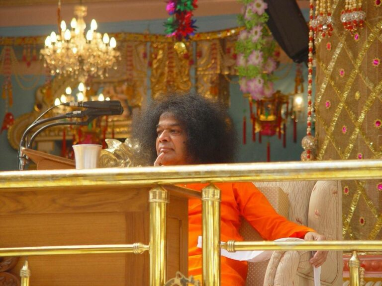 Sri Sathya Sai Baba delivering divine discourse