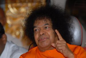 Sri Sathya Sai Baba giving discourse image