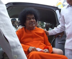Sathya Sai Baba arriving image