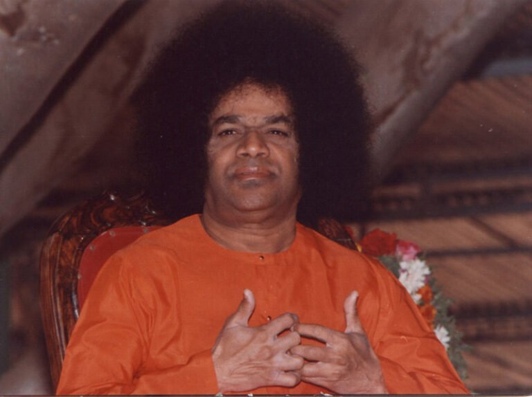 sathya-sai-baba-rare-photographs-of-darshans-old-delightful-photos (13)