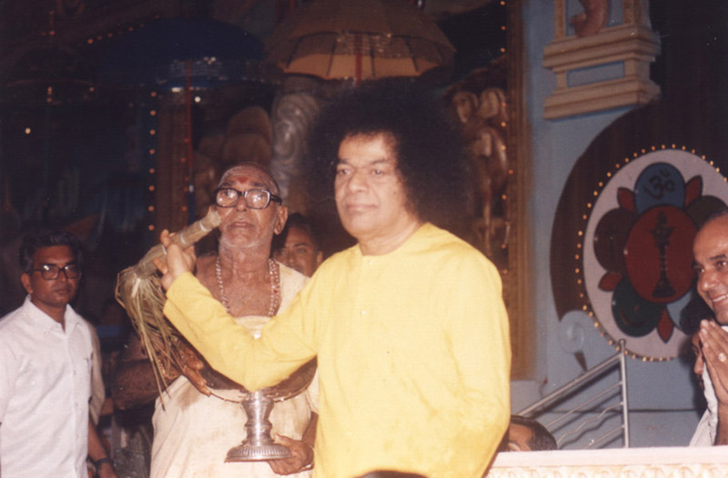 sri sathya sai baba during old dusshera programmes puttaparthi 18
