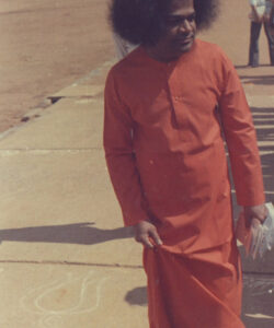 Bhagwan Shri Sathya Sai Baba sacred discourse radiant picture