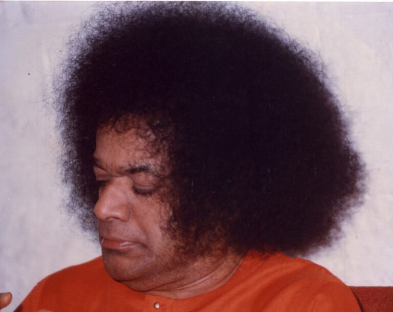 swami-sri-sathya-sai-baba-classic-photos-selected-original-download-free (15)