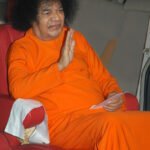 Shri Sathya Sai Baba blessing devotees