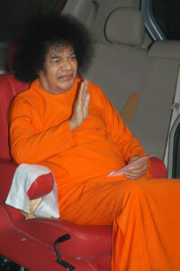Shri Sathya Sai Baba blessing devotees