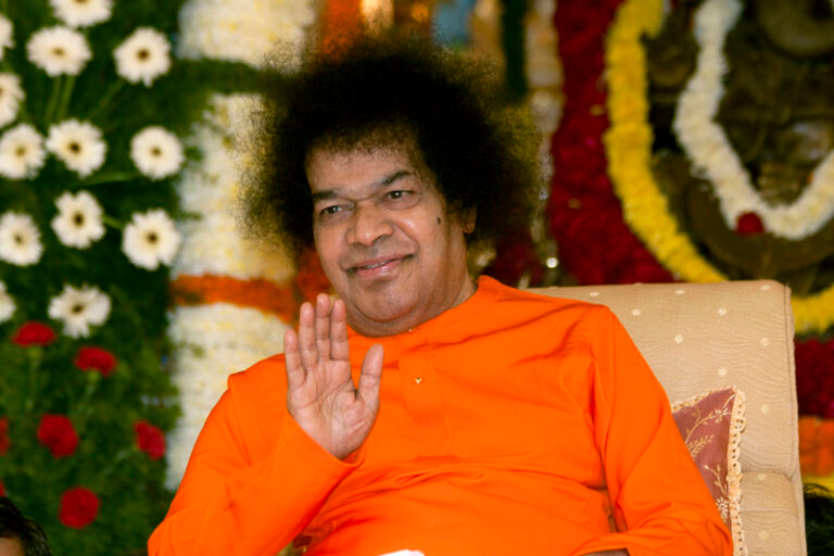 Shri Sathya Sai Baba blessing devotees
