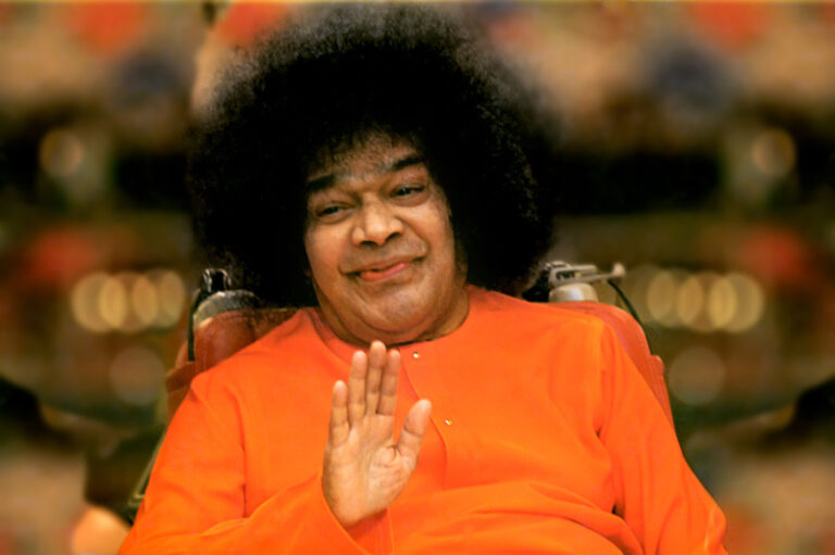Shri Sathya Sai Baba blessing devotees