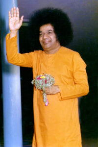 Shri Sathya Sai Baba blessing devotees