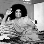 Shri Sathya Sai Baba blessing devotees
