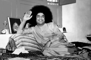 Shri Sathya Sai Baba blessing devotees