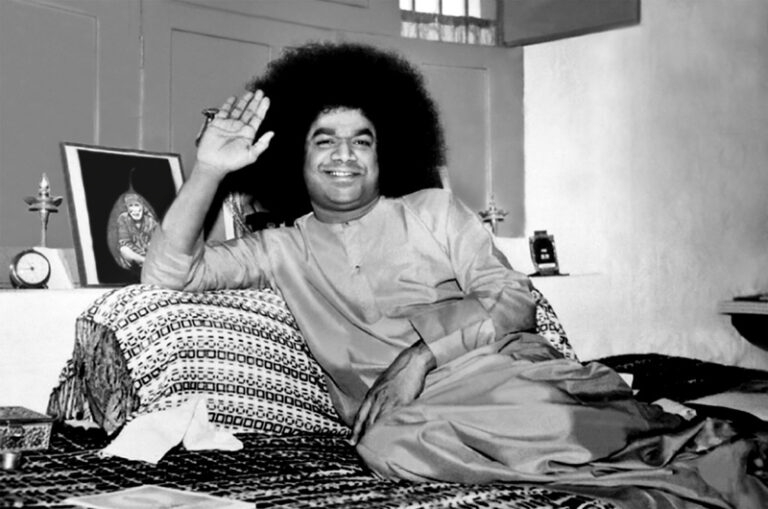 Shri Sathya Sai Baba blessing devotees