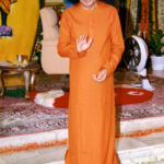 Shri Sathya Sai Baba blessing devotees