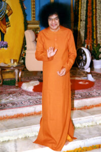 Shri Sathya Sai Baba blessing devotees