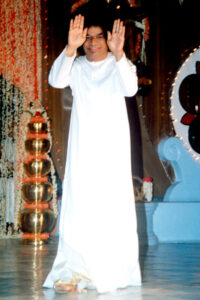 Shri Sathya Sai Baba blessing devotees