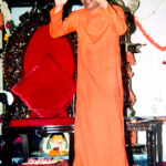 Shri Sathya Sai Baba blessing devotees
