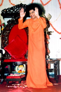 Shri Sathya Sai Baba blessing devotees