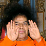 Shri Sathya Sai Baba blessing devotees