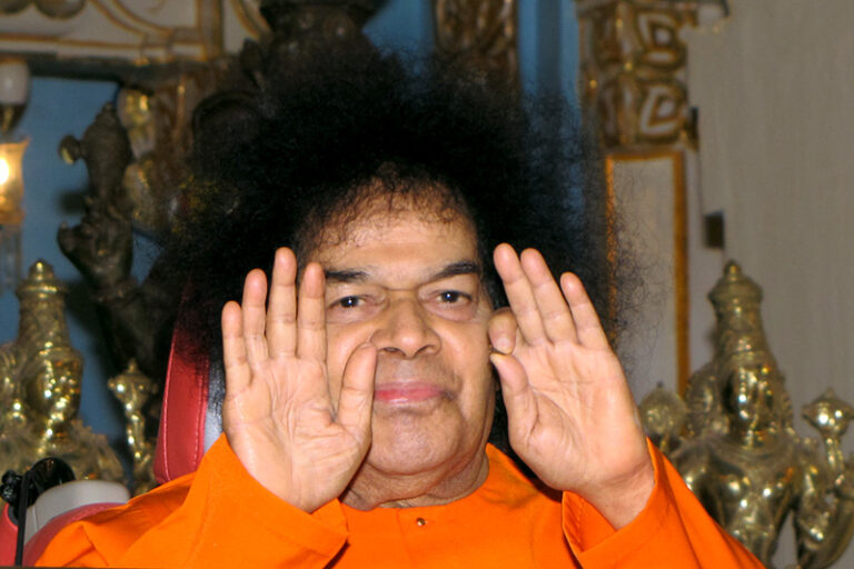 Shri Sathya Sai Baba blessing devotees