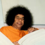 Sathya Sai Baba leaning over balcony picture.