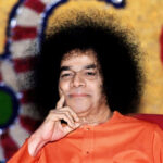 Sathya Sai Baba blessing devotees during picture