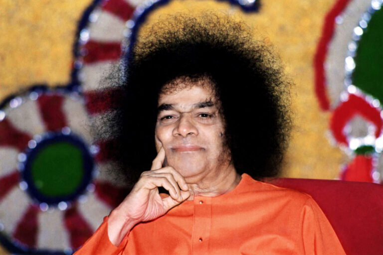 Sathya Sai Baba blessing devotees during picture