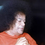 Sathya Sai Baba blessing devotees during picture