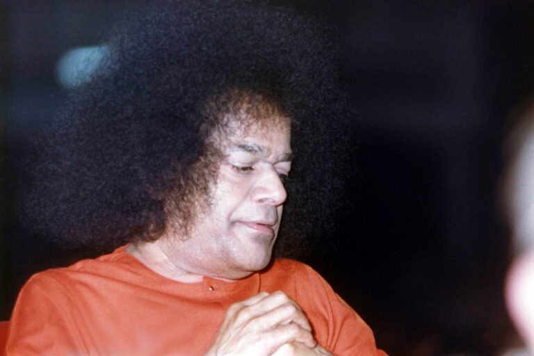 Sathya Sai Baba blessing devotees during picture