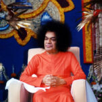 Sathya Sai Baba guidance discourse stage picture.