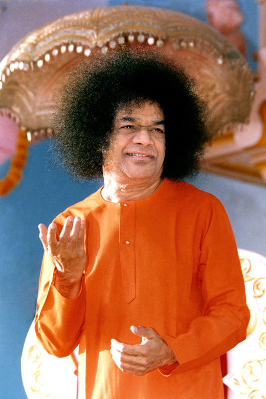 Om Jai Jagadeesha Harey 61 Bhagwan Shri Sathya Sai Baba Blessing Gathering Image
