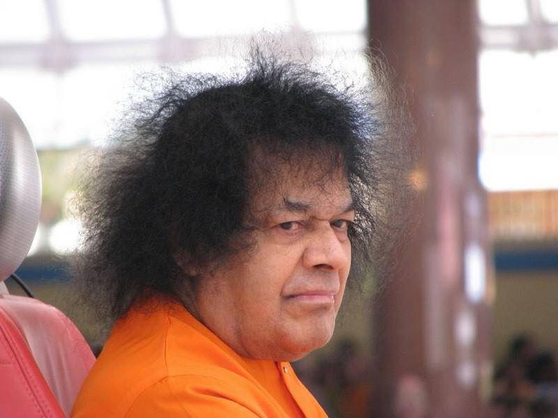 Bhagwan Shri Sathya Sai Baba Compassionate Blessing Pose Image