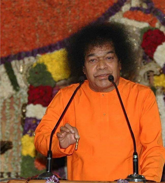 Fitting memento from a great man 58 Shri Sathya Sai Baba blessing children devotees image