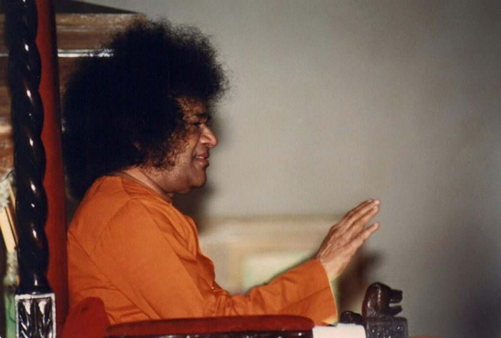 Bhagwan Shri Sathya Sai Baba Smiling Darshan Close Image