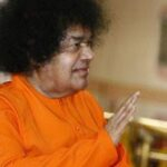 Sathya Sai Baba raising his hand photo.