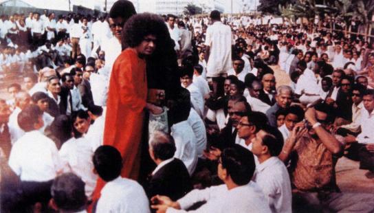 swami in crowd