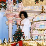 Sathya Sai Baba orange robe darshan picture