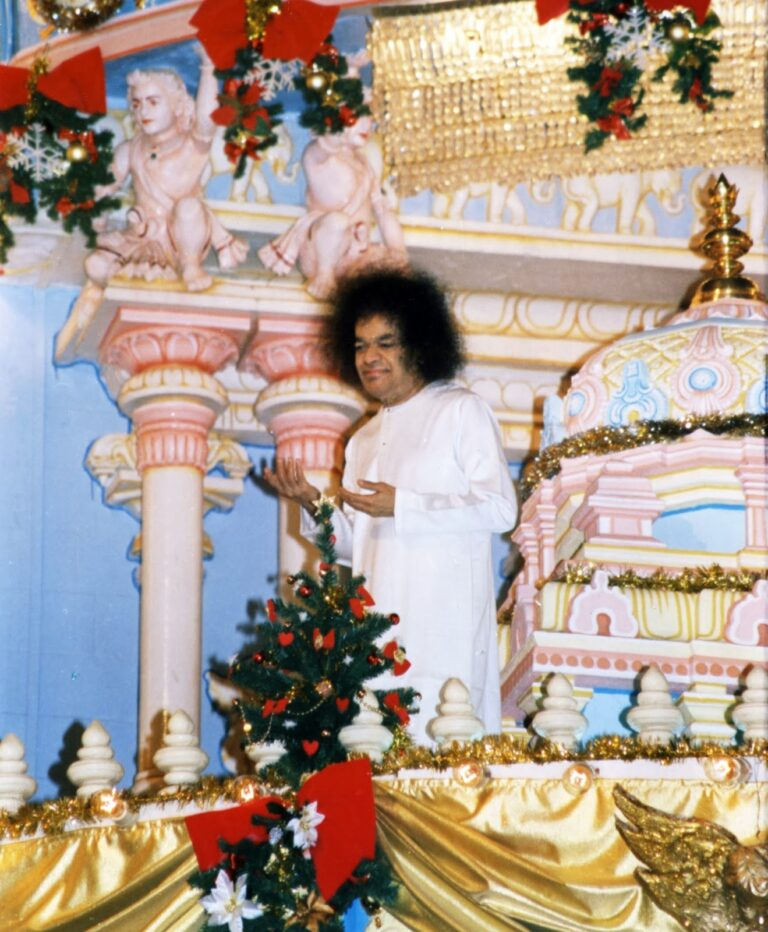 Sathya Sai Baba orange robe darshan picture