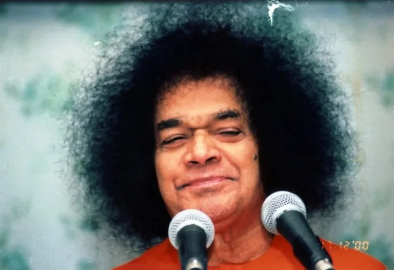 Sri Sathya Sai Baba speaking with divine smile