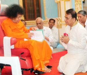 Sri Sathya Sai converses with Cricket Legend Sunil Gavaskar