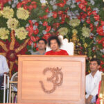 Bhagwan Shri Sathya Sai Baba addressing gathering image