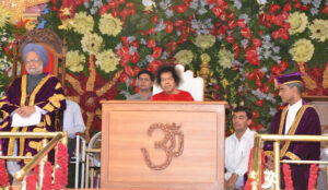 Bhagwan Shri Sathya Sai Baba addressing gathering image