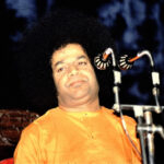 Bhagwan Shri Sathya Sai Baba giving discourse image