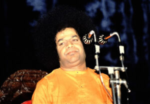 Bhagwan Shri Sathya Sai Baba giving discourse image