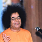 Bhagwan Shri Sathya Sai Baba delivering discourse