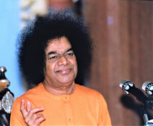 Bhagwan Shri Sathya Sai Baba delivering discourse
