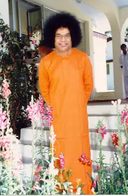 Bhagwan Shri Sathya Sai Baba standing image