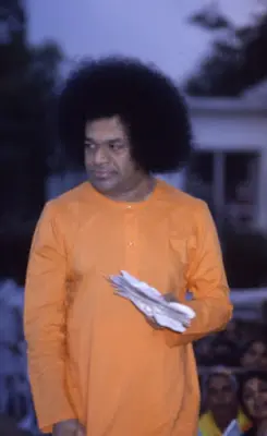 Bhagwan Shri Sathya Sai Baba walking image