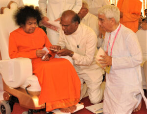 Bhagwan Shri Sathya Sai Baba guiding devotees image