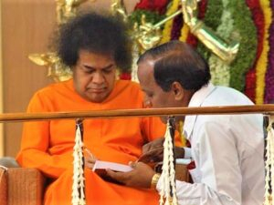 Bhagwan Shri Sathya Sai Baba meeting devotee