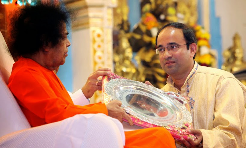 RAVI KUMAR WITH SRI SATHYA SAI 1