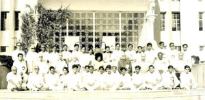 Shri Sathya Sai Baba with college students picture